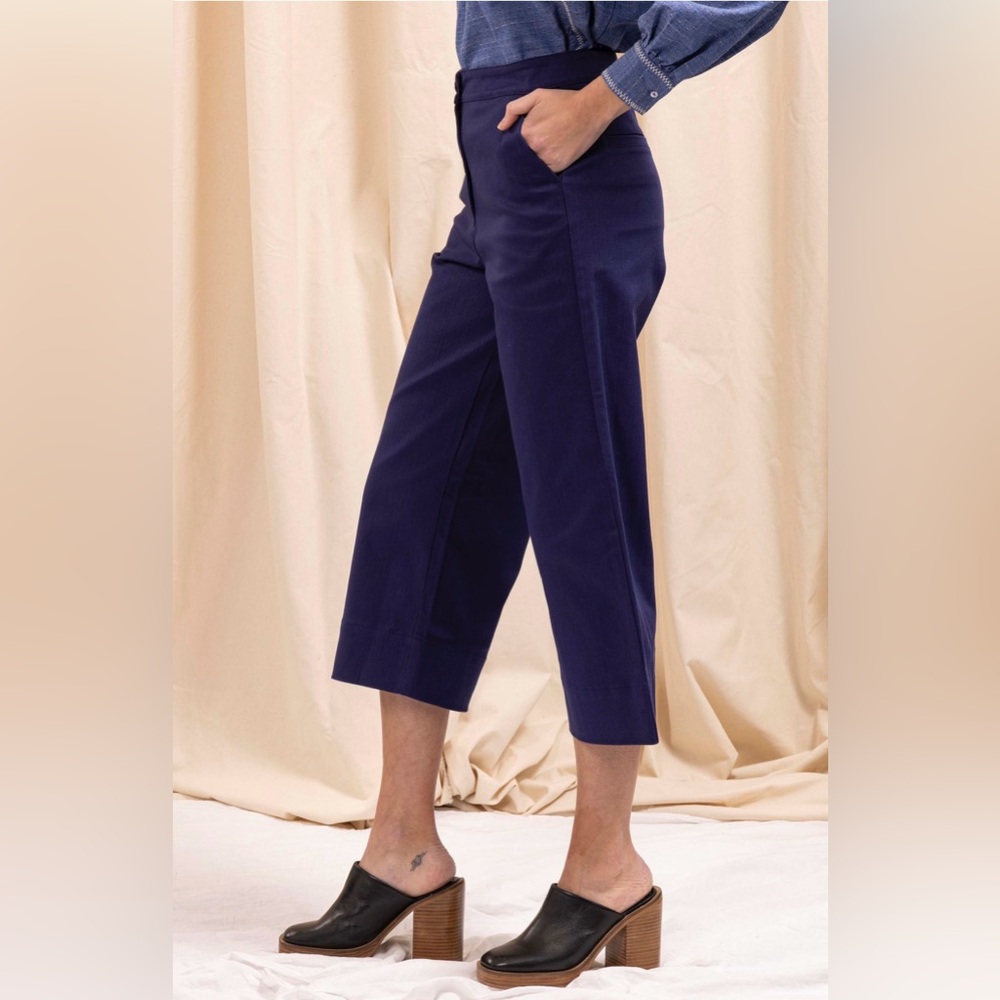 Banana republic women’s size 4 stretch‎ cropped wide leg pants, navy blue